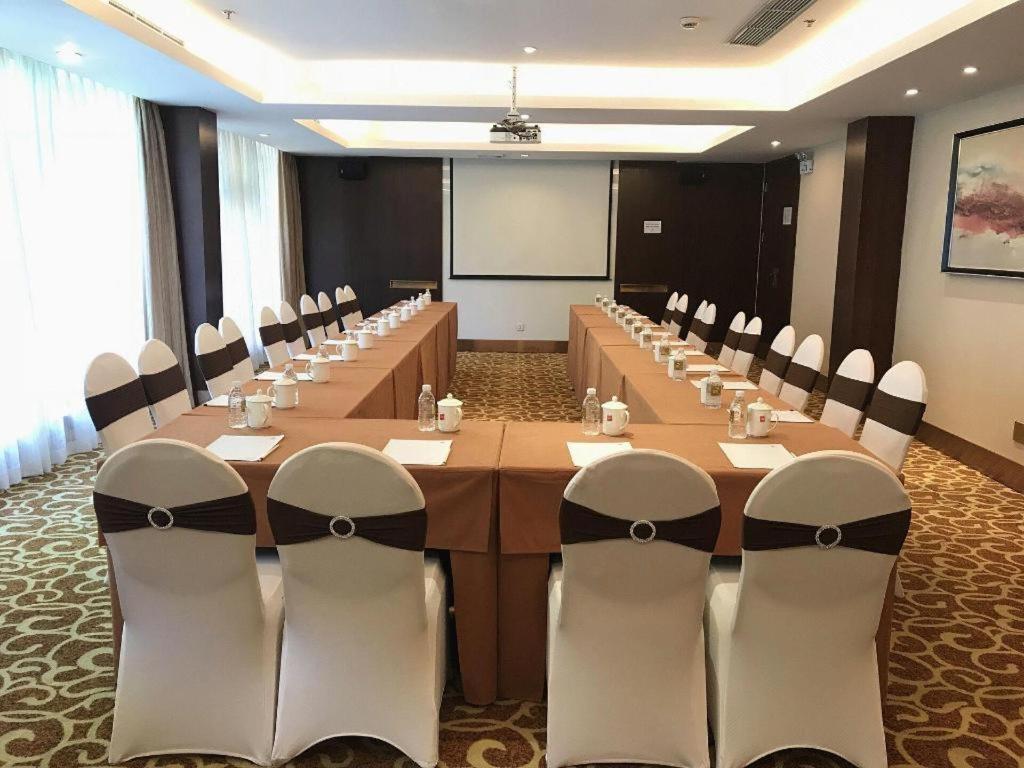 Hotel Jinjiang Metropolo Minhang 4*