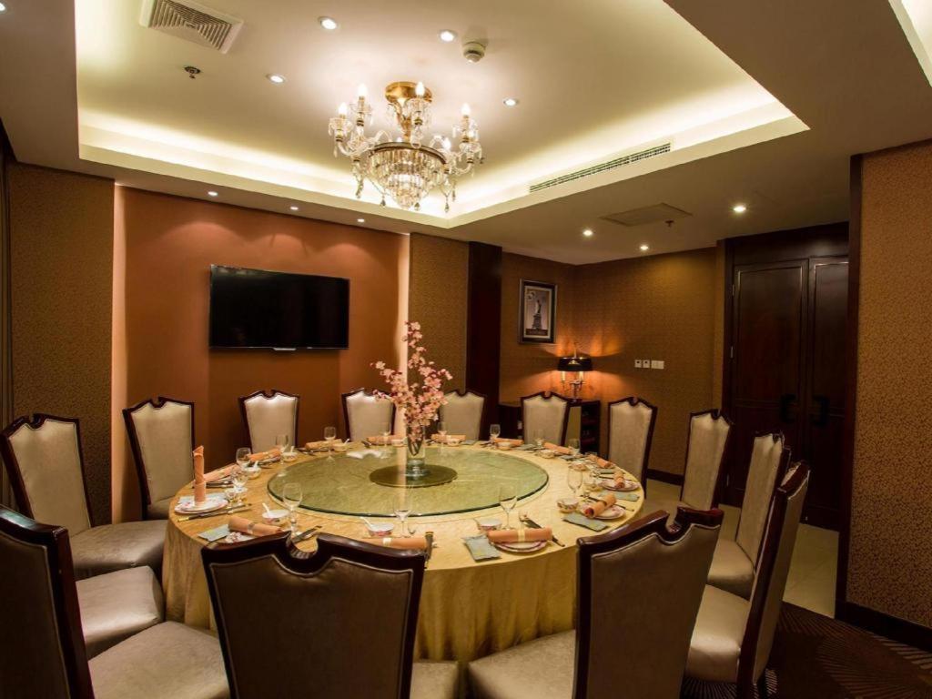 Jinjiang Metropolo Minhang Hotel 4*